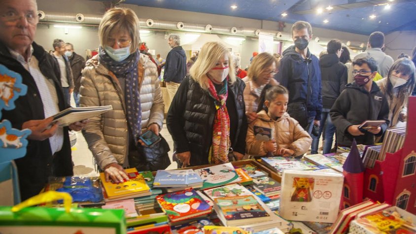 Una parada de llibres a l'Espai MerCAT