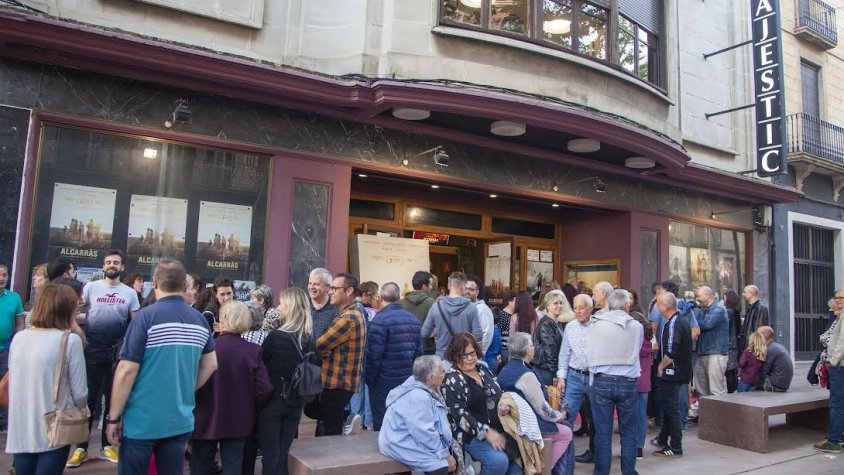 Públic esperant divendres als Cinemes Majèstic de Tàrrega per l'estrena d''Alcarràs'.