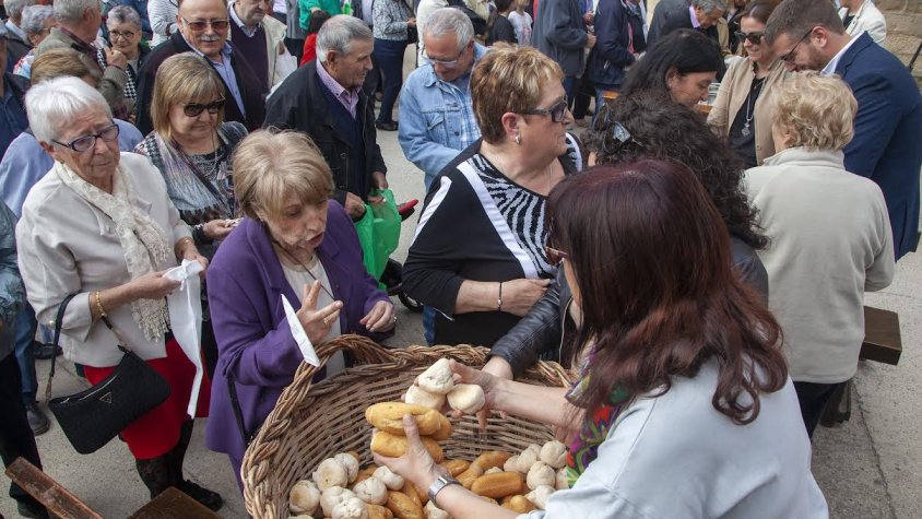 Lliurament dels panets a la plaça de l'Església