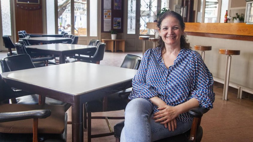 Elisabet Talavera al local de socis de l'Ateneu