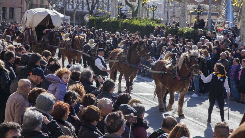 El carruatge de la família Vilaverd de Tàrrega durant la desfilada de la festa dels Tres Tombs de Sant Antoni a la capital de l'Urgell