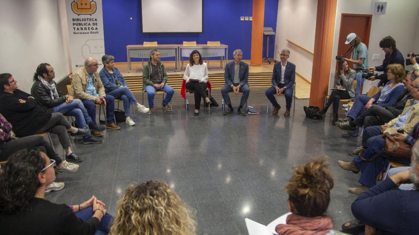 Cambray, al centre, al costat de l'alcaldessa, durant la reunió amb els directors de centres a Tàrrega