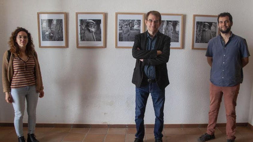 El fotògraf Toni Prim (al centre), dissabte a la inauguraió de l'exposició a Lo Pardal