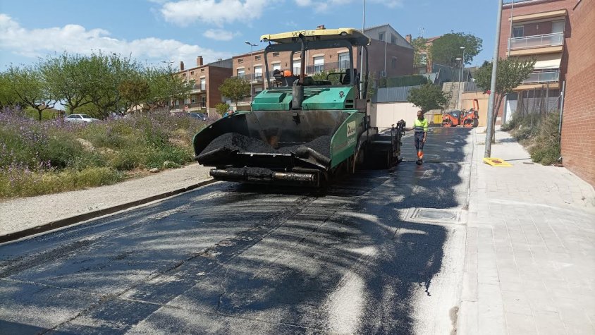 Obres per reparar el ferm del carrer Maria Rúbies