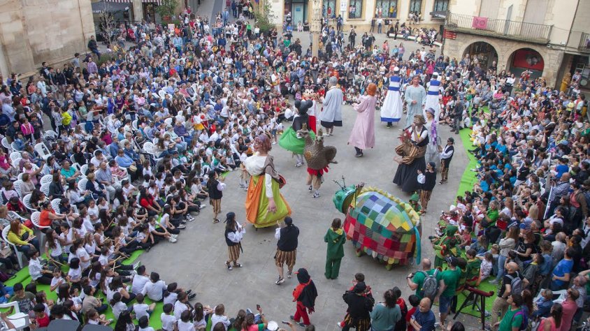 L'Eixideta amb una plaça Major plena de gom a gom