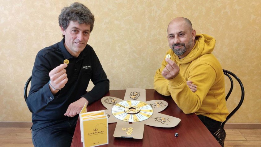 Els responsables de les dues empreses jugant