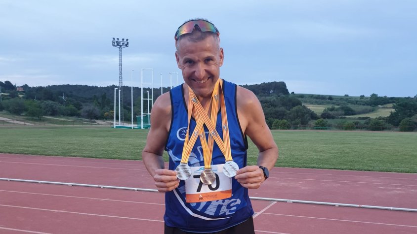 Sanahuja amb les tres medalles aconseguides el cap de setmana