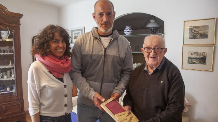 Laia Garcia (Espai Companys) i l'alcalde, David Vilaró, amb Joan Arbonés fill a la seva casa a Perpinyà