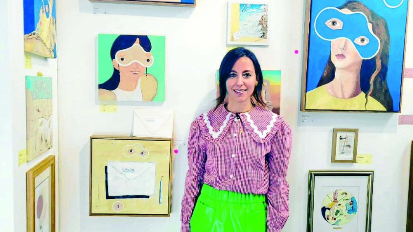 L'artista amb algunes de les seves creacions