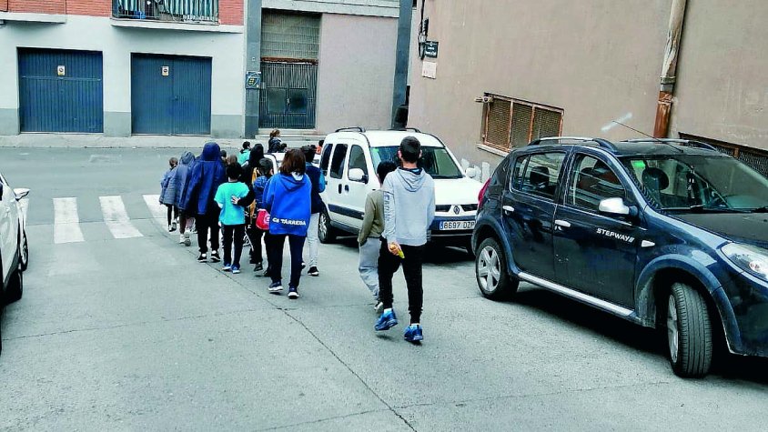 Alumnes caminant pel mig del carrer