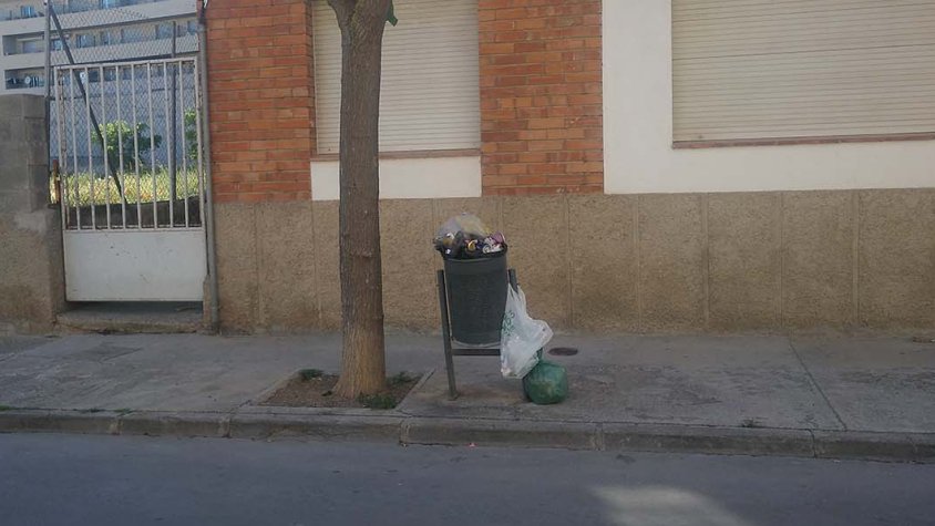 Paperera plena de brossa després de la retirar-ne 7 del barri de la Plana