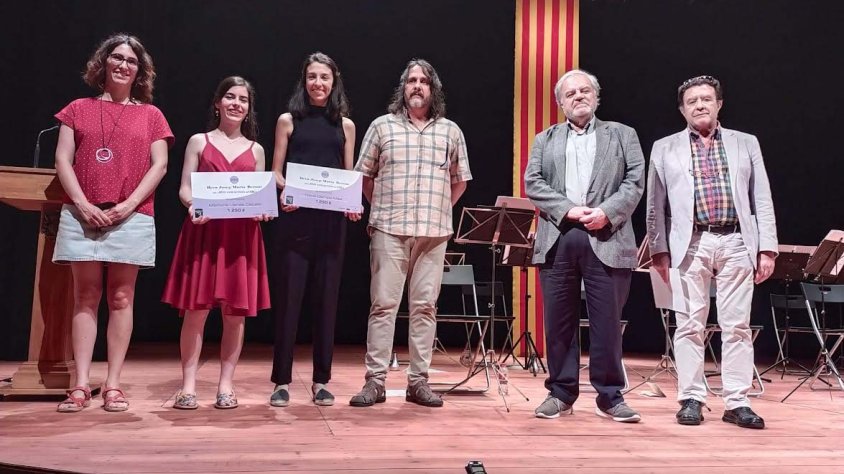 Entrega de la beca a les guardonades