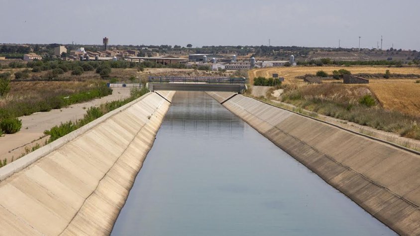 Imatge del canal Segarra-Garrigues al seu pas per Tàrrega