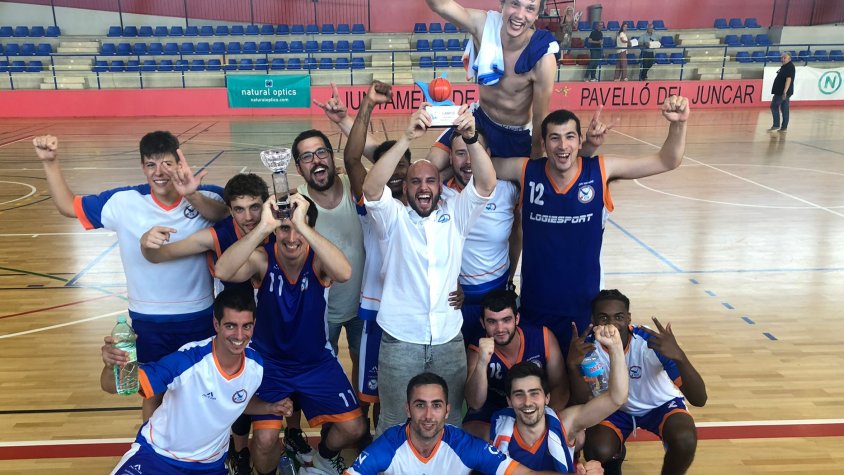 L'equip celebrant la victòria i l'ascens