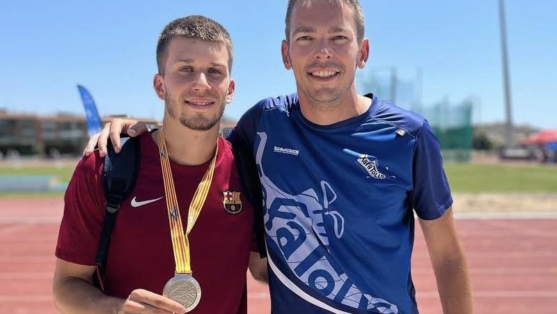 Arnau Monné amb la medalla i el seu preparador físic