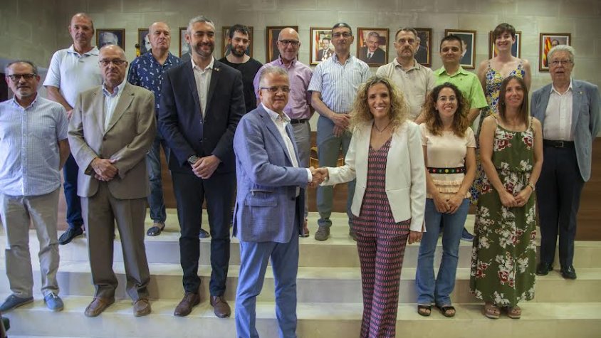 Ball i Fernández, amb regidors, exalcaldes i Fill Adoptiu, després de la firma del conveni