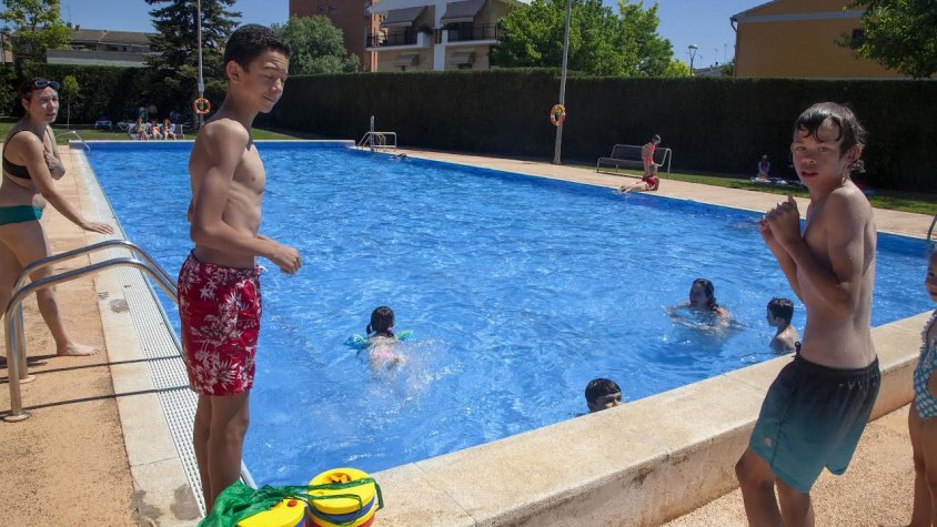 Banyistes a les piscines d'Agramunt el primer dia d'obertura