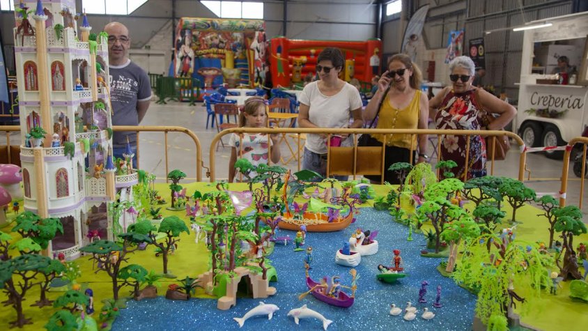Grans i petits van gaudir ahir dels diorames exposats al Pavelló Firal