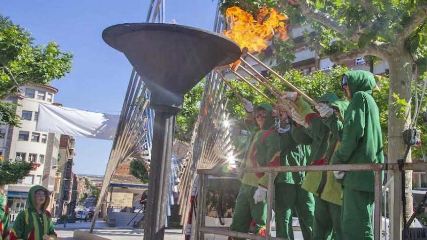 Encesa de la flama al peu del Monument al Països Catalans