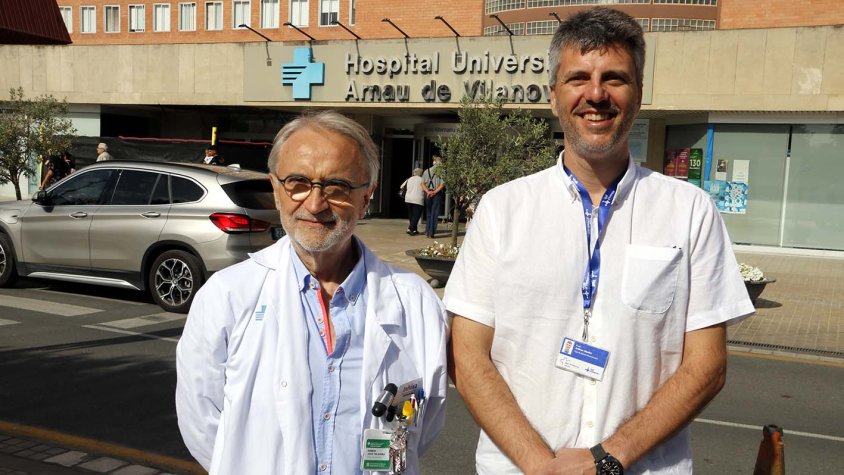 Els doctors Fuat Arikan, cap del servei de Neurocirurgia, i Ramon Jové, cap de secció de Traumatologia de l'Arnau