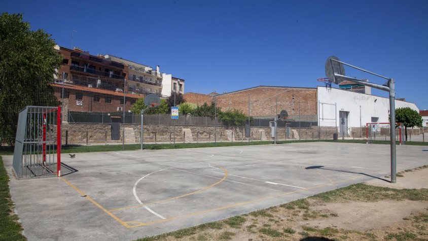 Imatge de la pista a primer pla i les cases a segon pla.