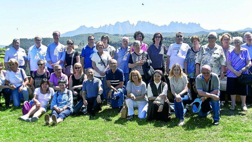 Pelegrins targarins a la Cova de Sant Ignasi davant la panoràmica de Montserrat