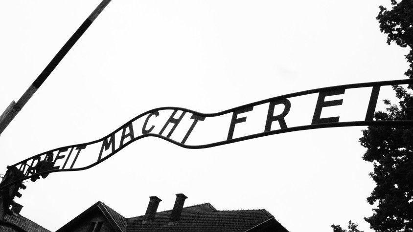 Inscripció a l'entrada del camp de concentració d'Auschwitz: 'Arbeit macht frei (El treball allibera)'