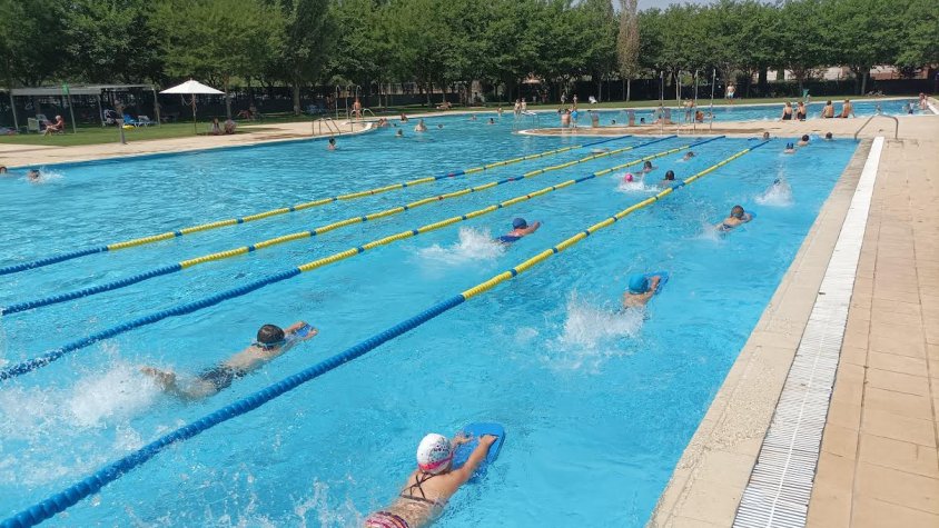 Els primers banyistes de la nova temporada