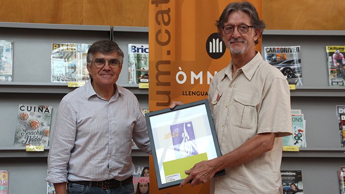 Albert Claramont recollint el guardó