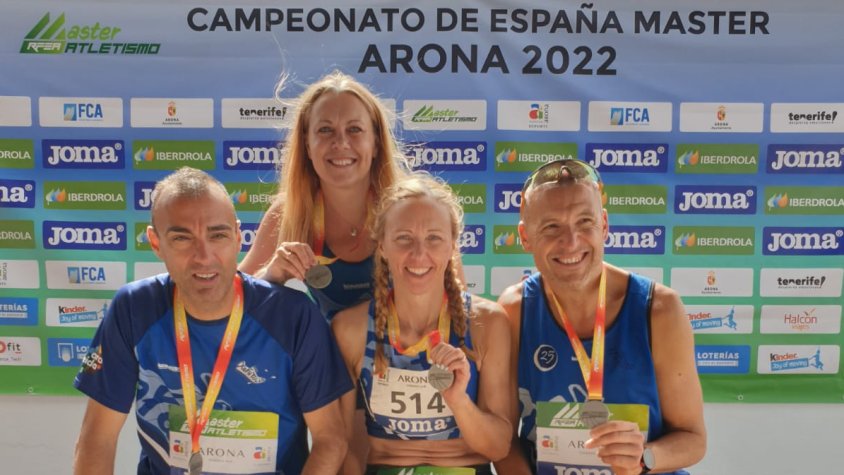 L'atleta local amb els seus companys