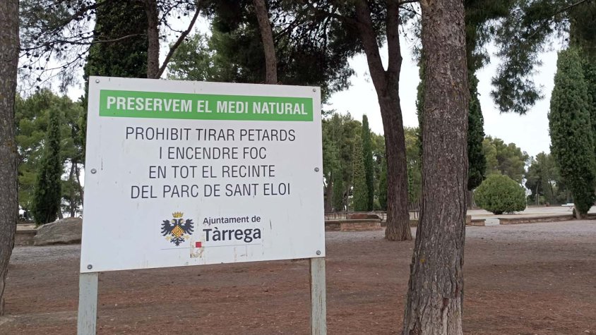 El consistori recorda que està prohibit tirar petards i encendre foc al Parc de Sant Eloi