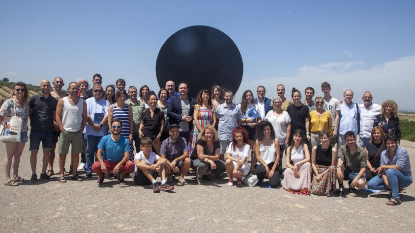 Foto de família de membres de FiraTàrrega, autoritats, mecenes i artistes