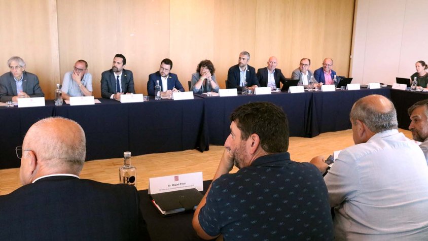 El president Aragonès, amb els consellers Jordà i Torrent, a la Taula Agrària