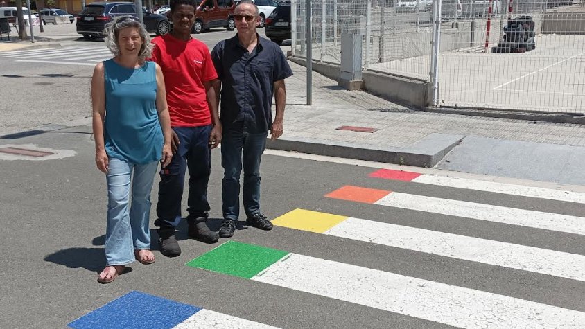 Membres de La Solana al pas de vianants del carrer de Pau Casals