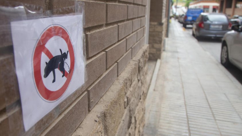 Imatge d’arxiu de cartells contra l’orina de gossos a Tàrrega