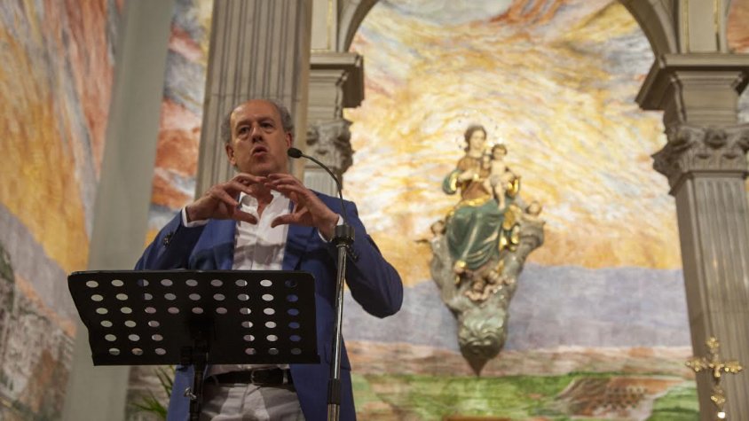 Josep Minguell amb la seva última obra a l'església de Santa Maria de l'Alba