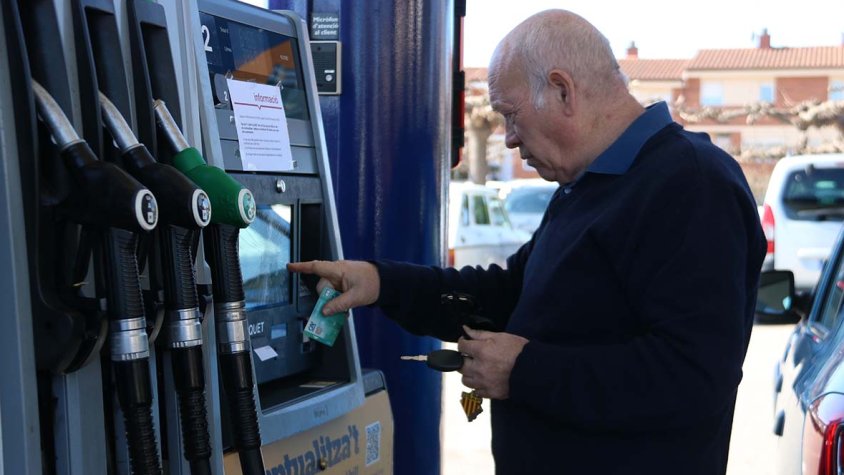 Un home posant benzina