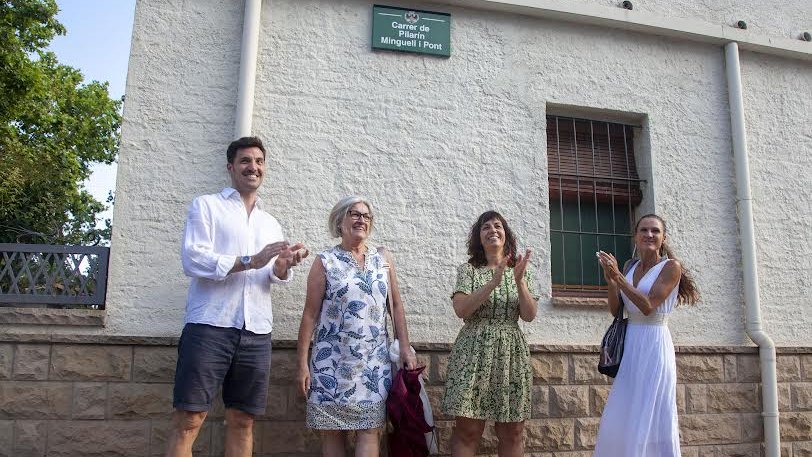 Descoberta de la placa amb familiars de l'homenatjada i l'alcaldessa, Alba Pijuan