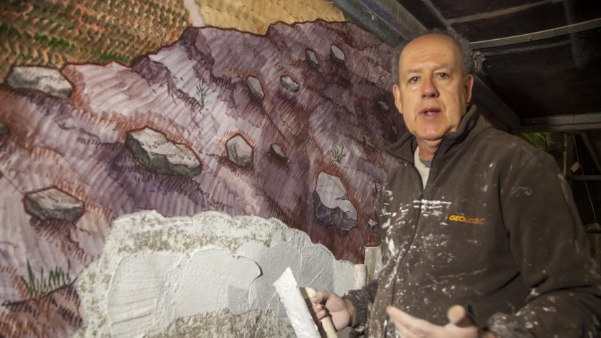 Josep Minguell, en plena creació de l'últim mural a l'església de Santa Maria de l'Alba