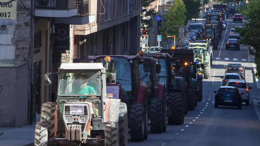 La tractorada al seu pas pel centre de Tàrrega