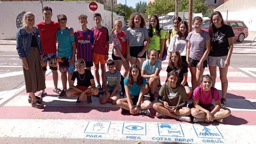 Els joves i l'alcadessa en un dels passos de vianants inclusius