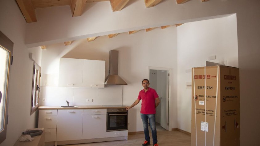L'alcalde de Preixana, en un dels apartaments