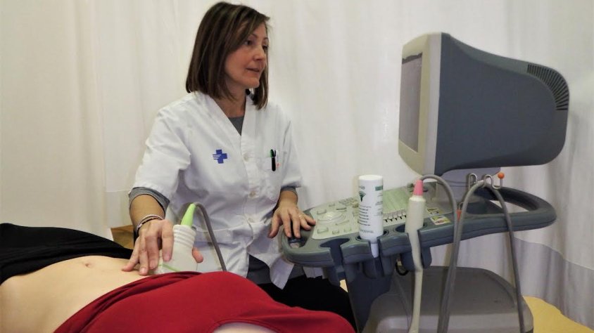 Una professional sanitària fent una ecografia