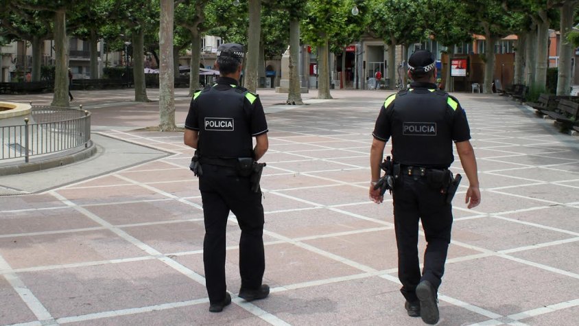 Agents de la Policia Local patrullant pel centre de Tàrrega