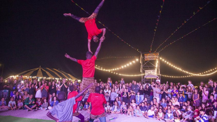 El cor Safari va fer les delícies del públic amb les seves danses africanes i les seves acrobàcies