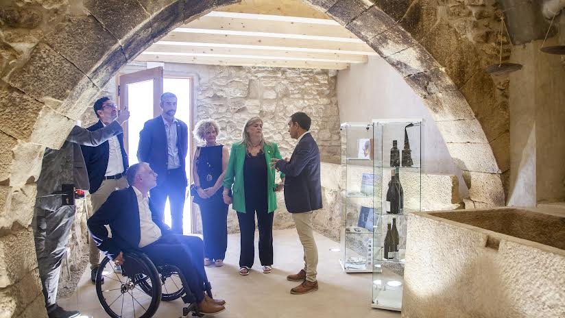 Visita a l'agrobotiga de les autoritats