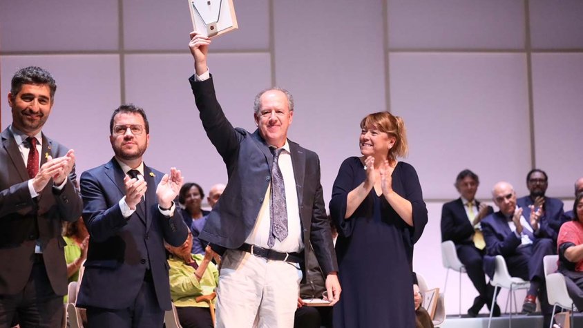 Josep Minguell recollint la Creu de Sant Jordi