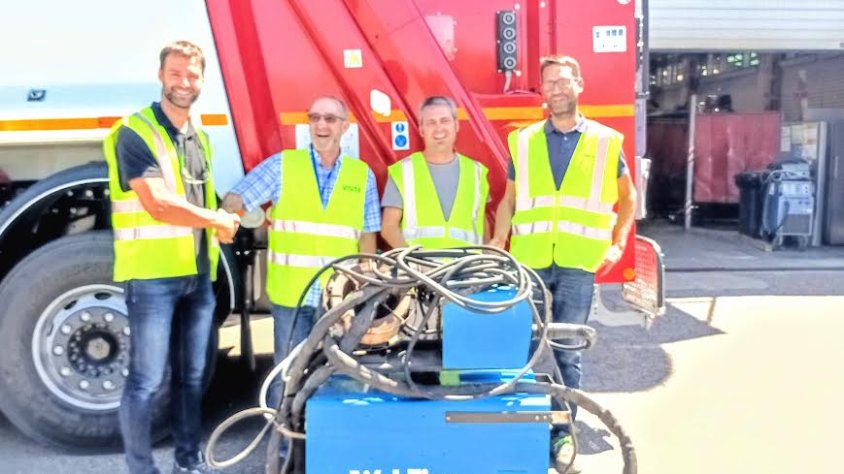Moment de la cessió d'una màquina de soldar