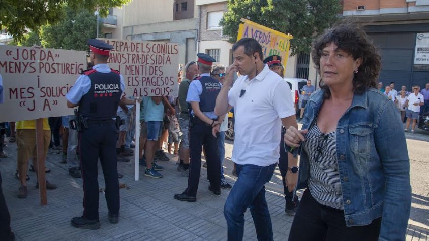 Pagesos van rebre Teresa Jordà amb pancartes i animals morts