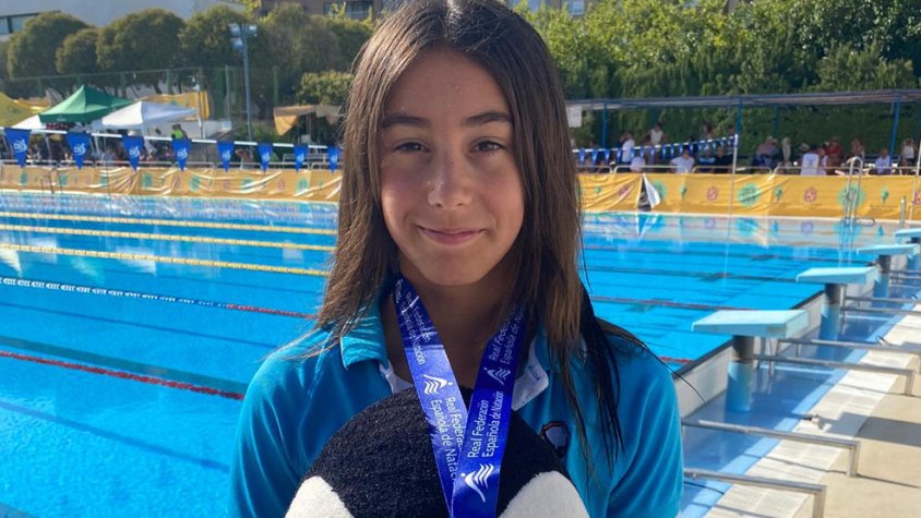 Noa Priego amb la medalla d’or a 100 metres braça